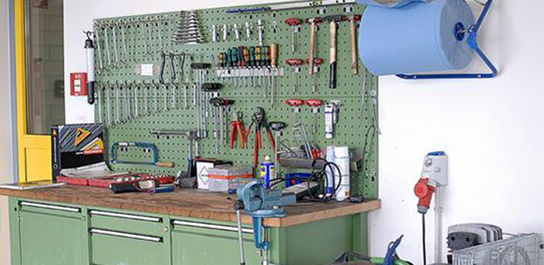 沈飛集團武總親身到浦豐柜業(yè)訂做鉗工工作臺 沈飛集團武總親身到浦豐柜業(yè)訂做鉗工工作臺